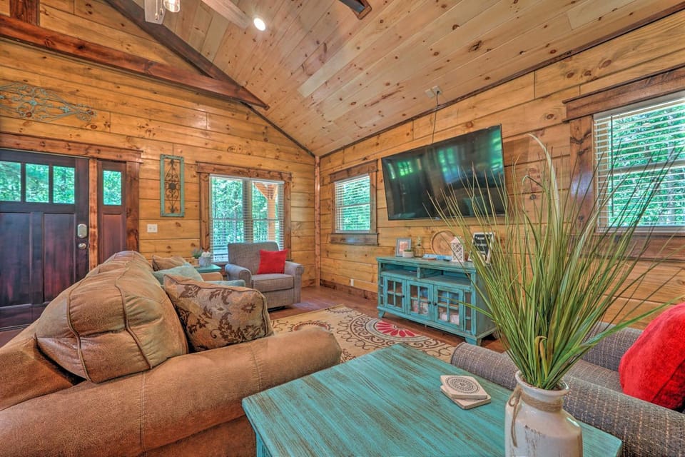 Falling Star Eagletown Cabin with Hot Tub Pets OK Cabin in Arkansas