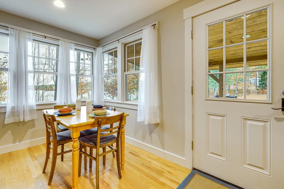 New London Cottage w/ Grill, Lake & Beach Access House in New London