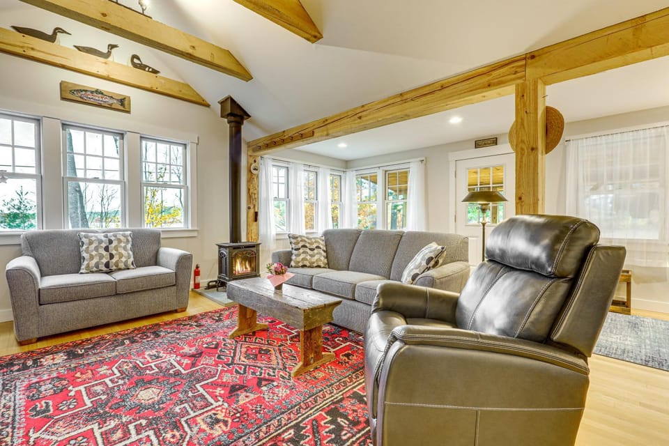New London Cottage w/ Grill, Lake & Beach Access House in New London
