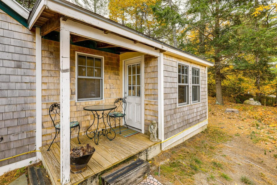 New London Cottage w/ Grill, Lake & Beach Access House in New London