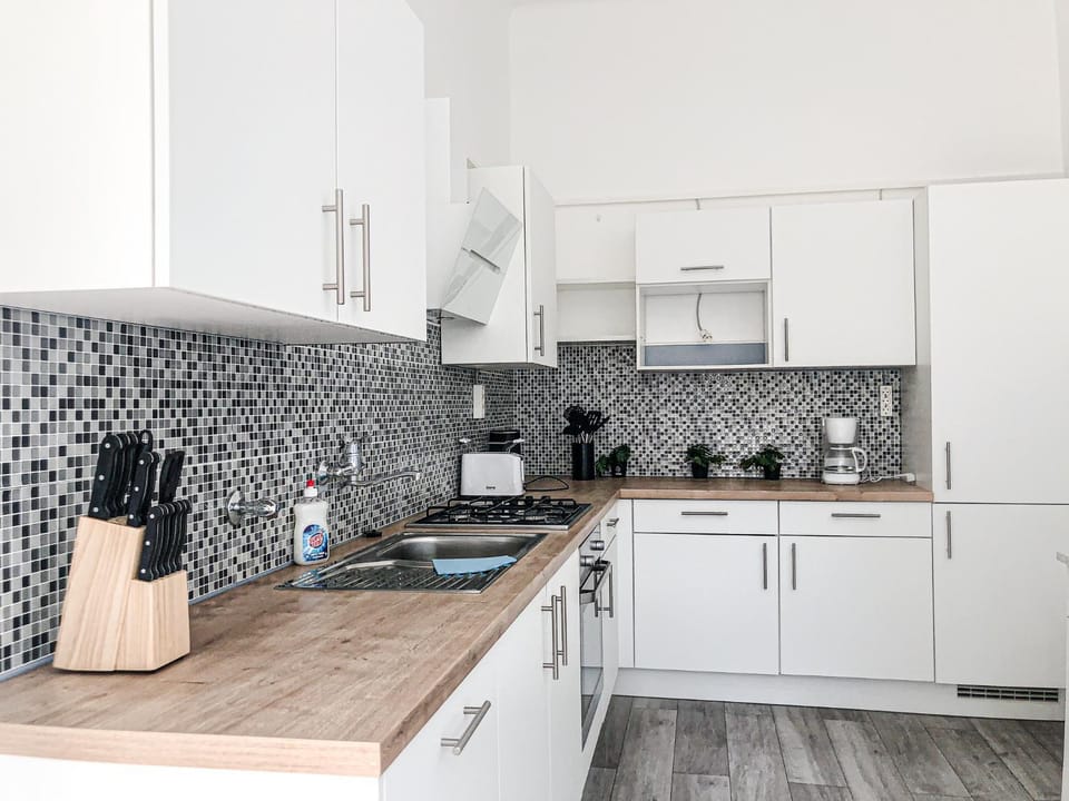 Coffee/tea facilities, Kitchen or kitchenette, stove