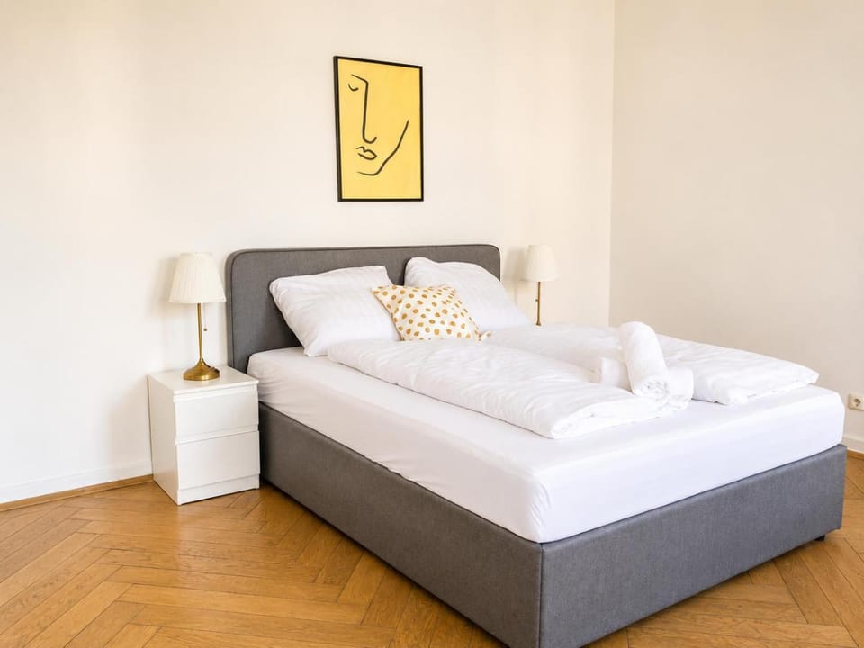 Bed, Bedroom, towels