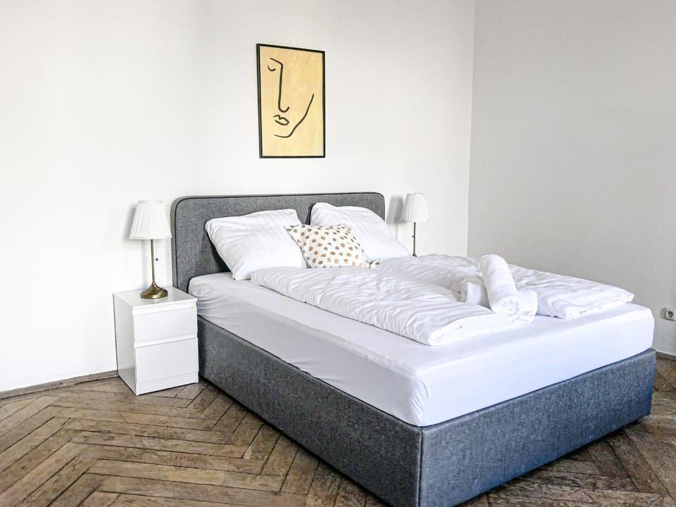 Bed, Bedroom, towels