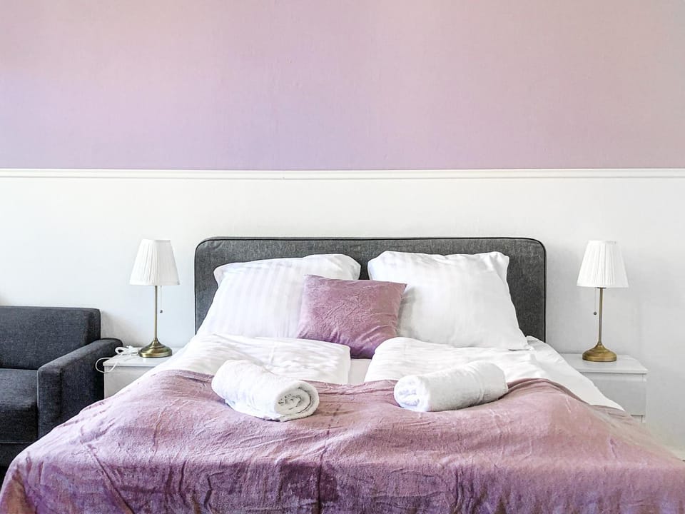Bed, Bedroom, towels