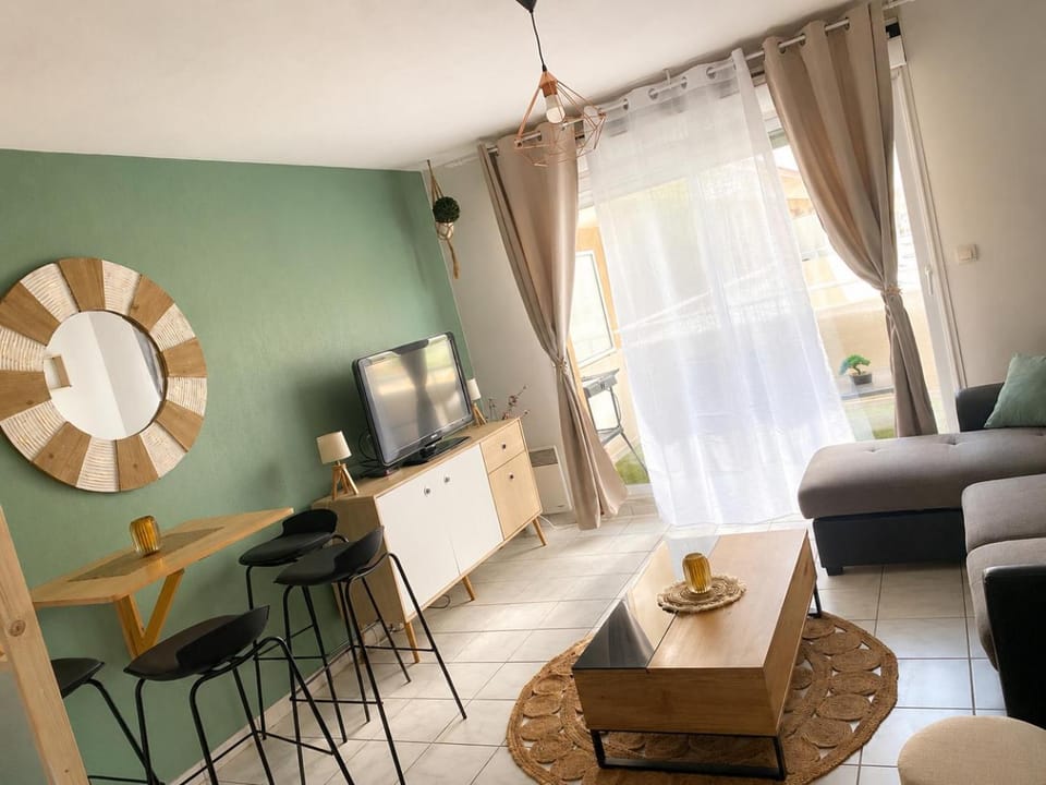 Studio cosy climatisé avec piscine parking Centre de Brignoles Apartment in Brignoles