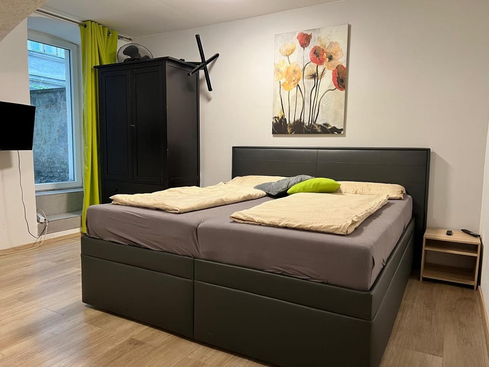 Bed, TV and multimedia, Seating area, Bedroom
