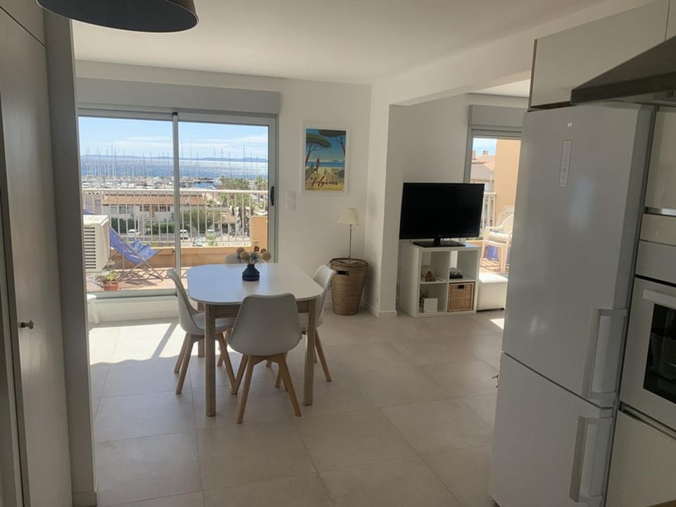 Hyères Port : Duplex climatisé, 6 pers, vue mer, parking - FR-1-335-150 Apartment in Hyères
