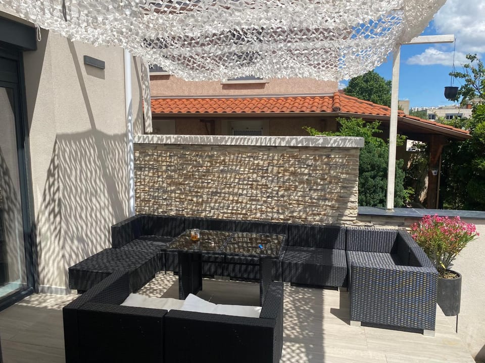 Maison lyon 8 jardin parking studio indépendant sur demande Villa in Lyon