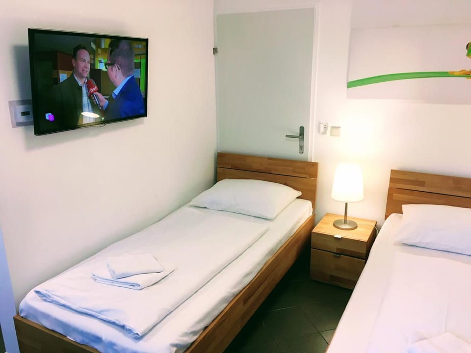Bed, TV and multimedia, Photo of the whole room