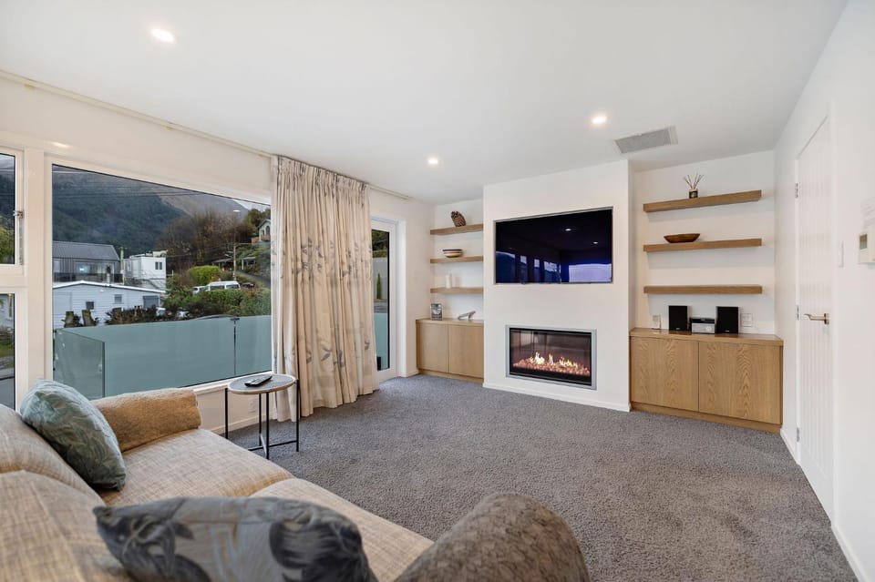 TV and multimedia, Living room, Seating area, Mountain view, fireplace