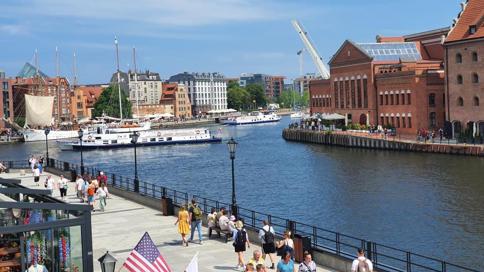 Nearby landmark, Day, People, Natural landscape, Activities, City view, River view, Location, group of guests
