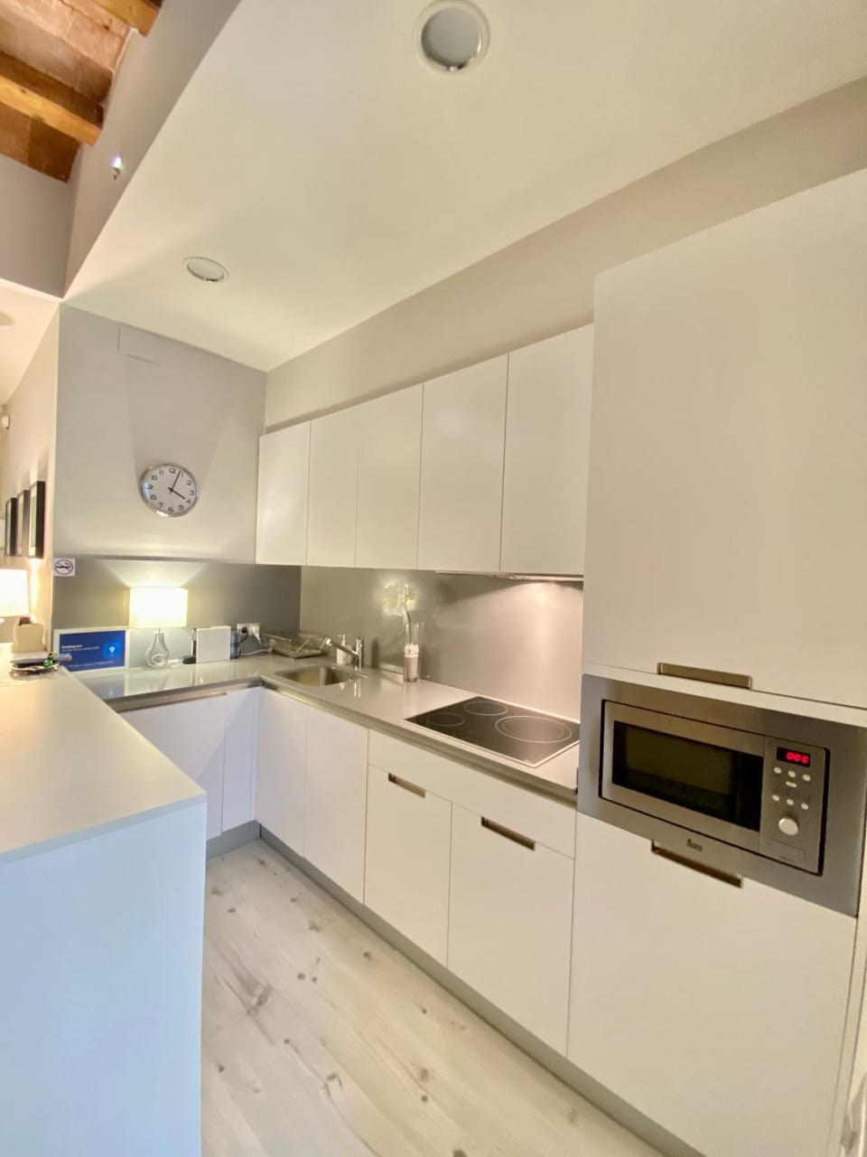 Kitchen or kitchenette, minibar