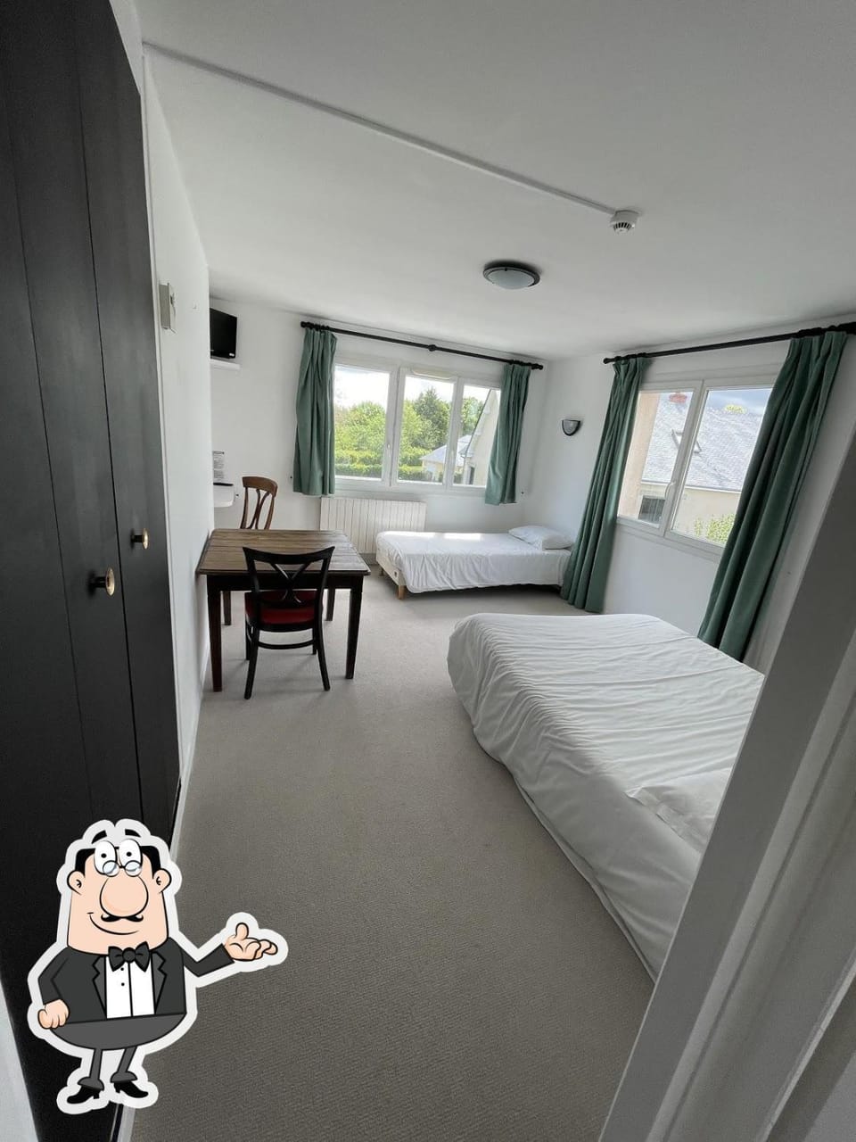 Photo of the whole room, Bedroom