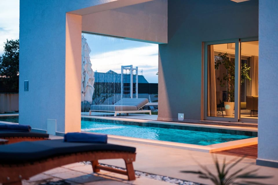 Patio, Day, Natural landscape, Hot Tub, Pool view, Swimming pool, Swimming pool, sunbed