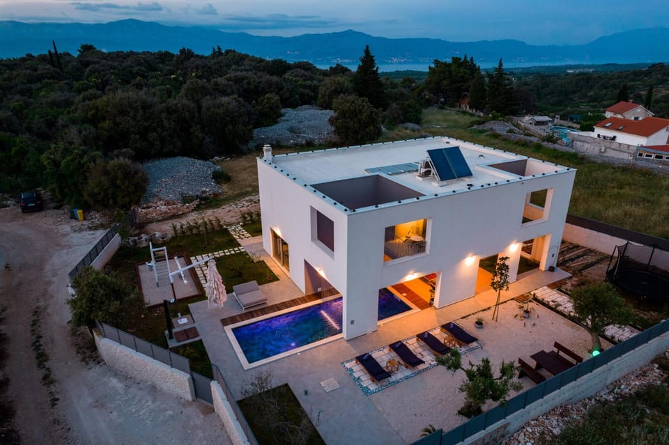Property building, Day, Natural landscape, Bird's eye view, Mountain view, Pool view, Swimming pool