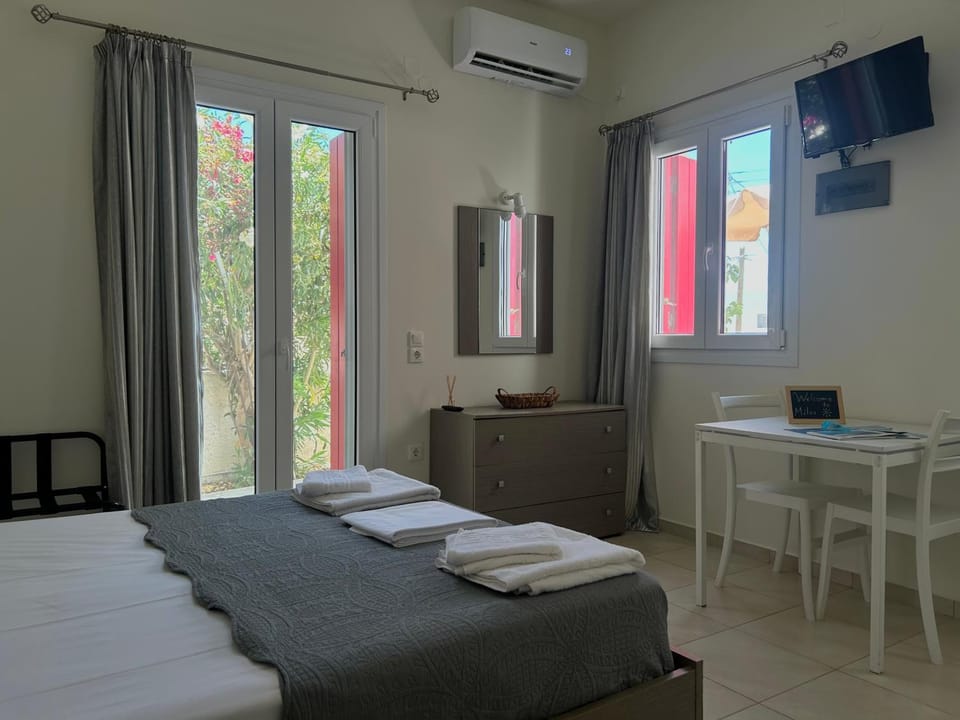 Bed, TV and multimedia, Photo of the whole room, Bedroom, towels, air conditioner