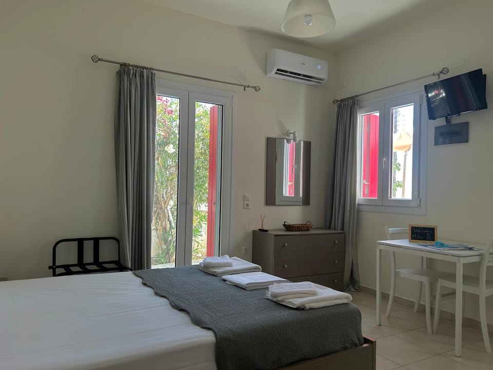 Bed, TV and multimedia, Photo of the whole room, Bedroom, towels, air conditioner