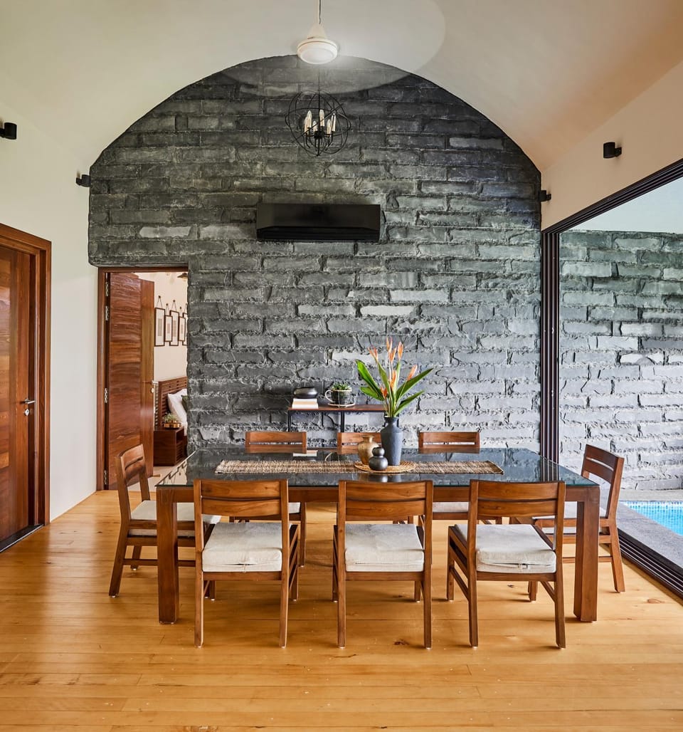 Seating area, Dining area, Food, Food, Lake view, Mountain view, Mountain view, Breakfast, Breakfast, fireplace, air conditioner