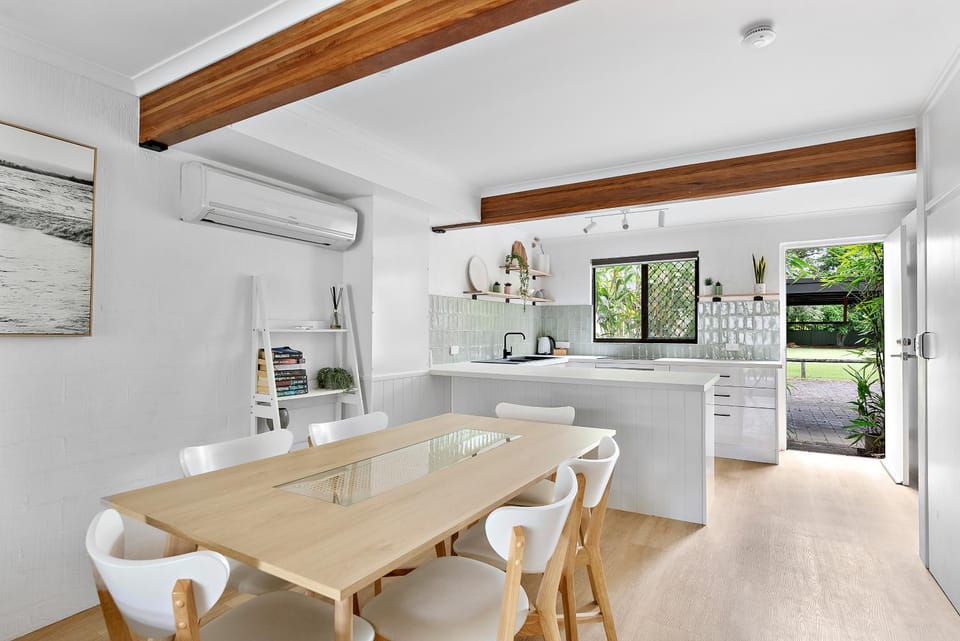 Stylish Townhouse, private courtyard walk to beach Apartment in Noosa Heads