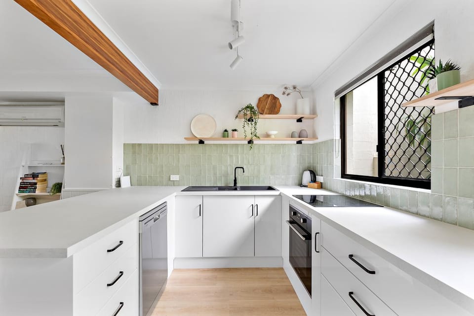 Stylish Townhouse, private courtyard walk to beach Apartment in Noosa Heads