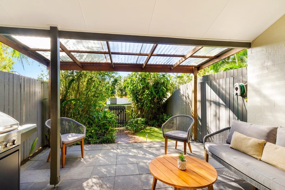 Stylish Townhouse, private courtyard walk to beach Apartment in Noosa Heads