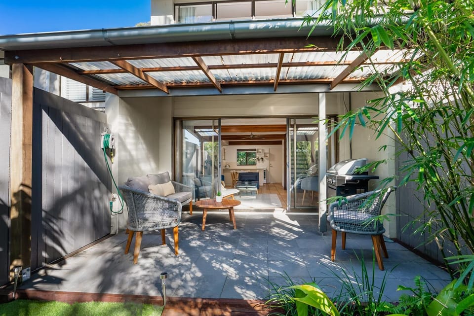 Property building, Patio, Garden, Balcony/Terrace, Seating area, Garden view