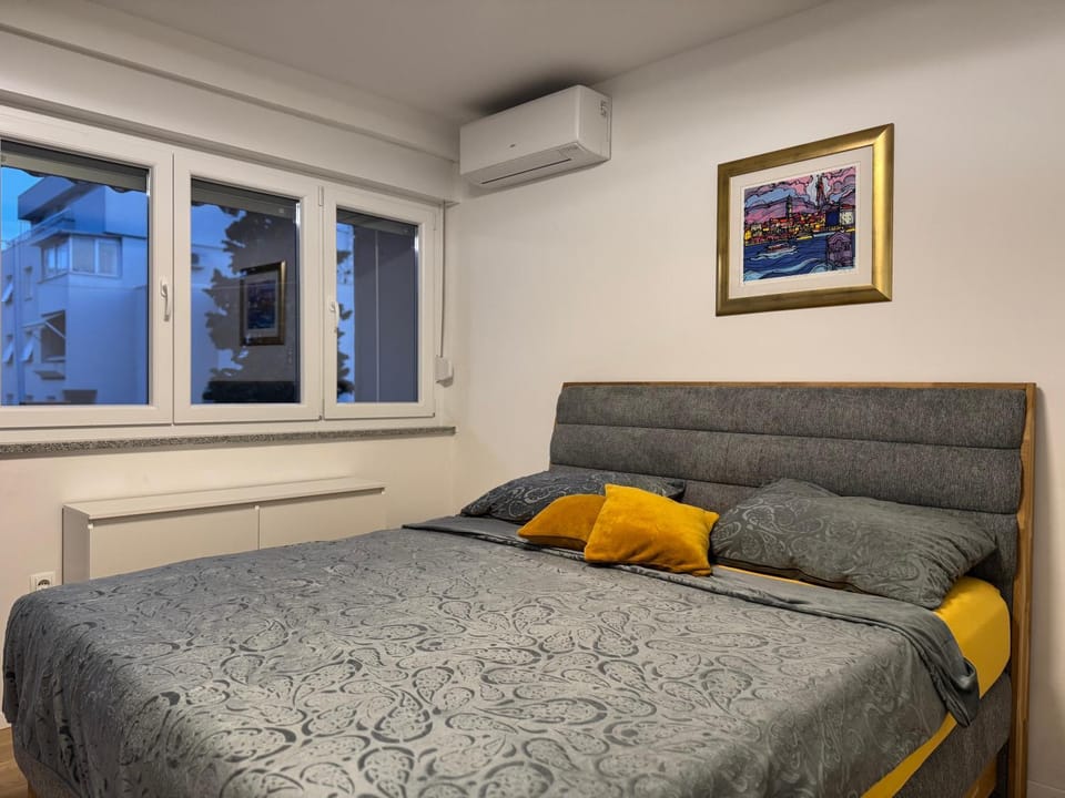 Bed, Bedroom, air conditioner