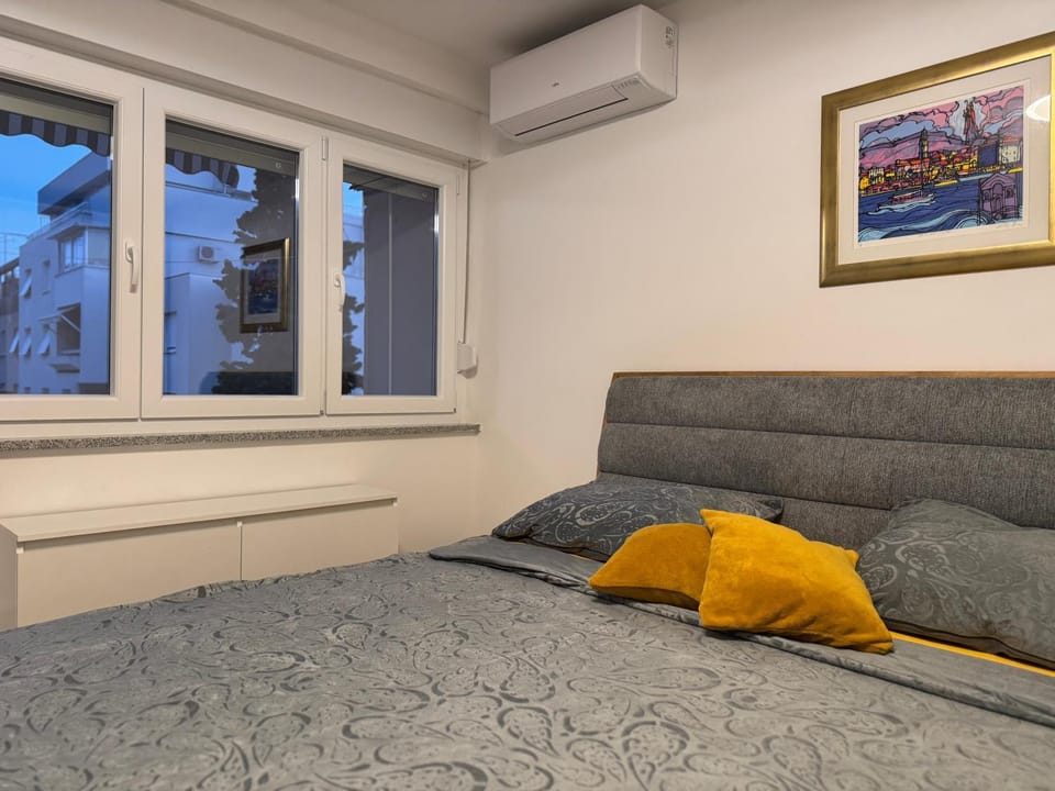Bed, Photo of the whole room, Bedroom, air conditioner