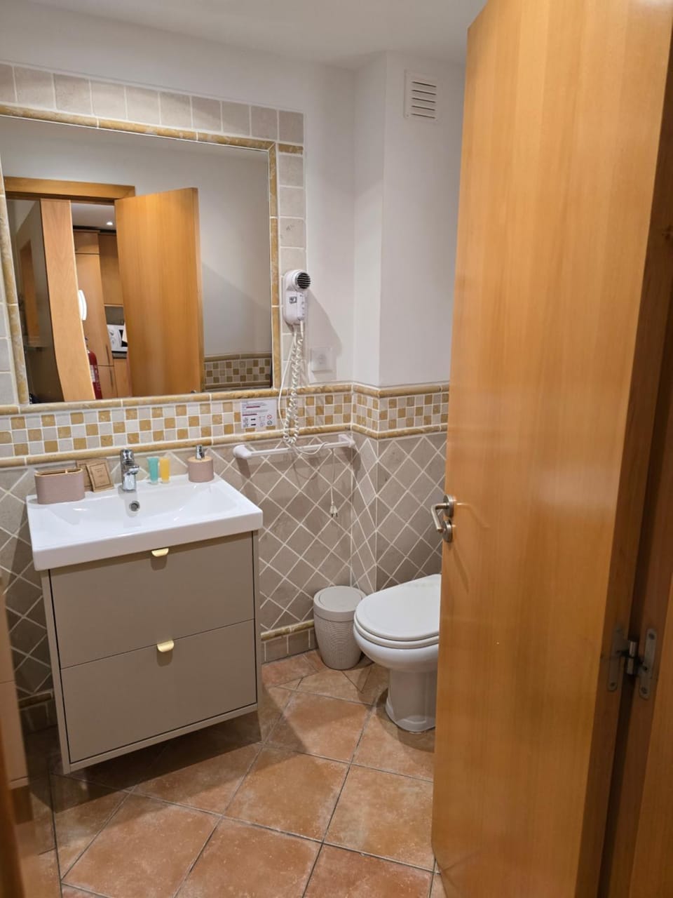 Shower, Bathroom, bidet, towels