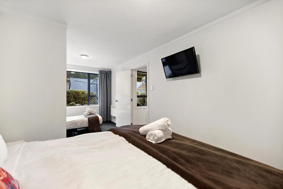 Bed, TV and multimedia, Bedroom, towels