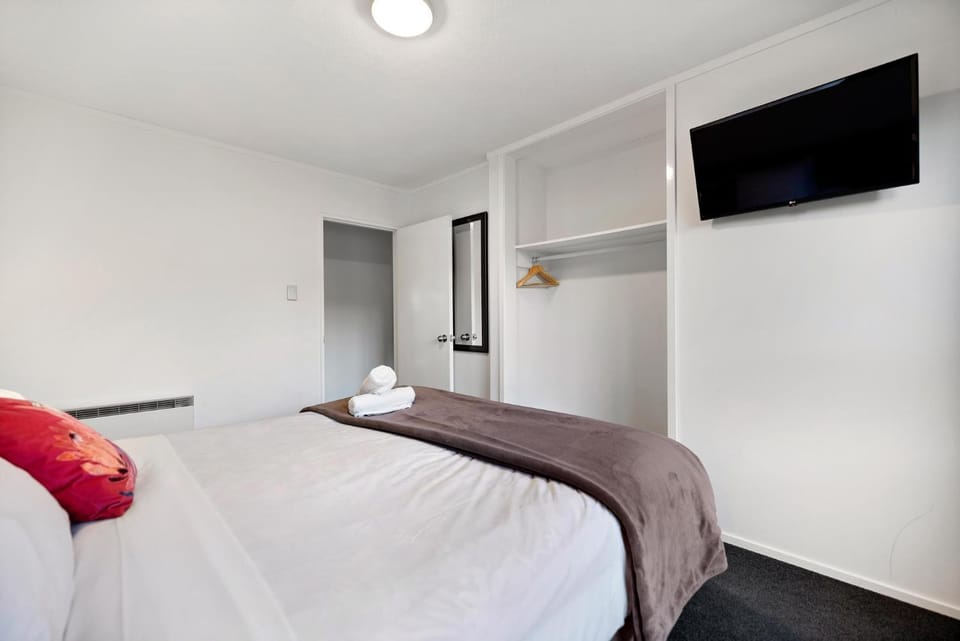 Bed, TV and multimedia, Bedroom
