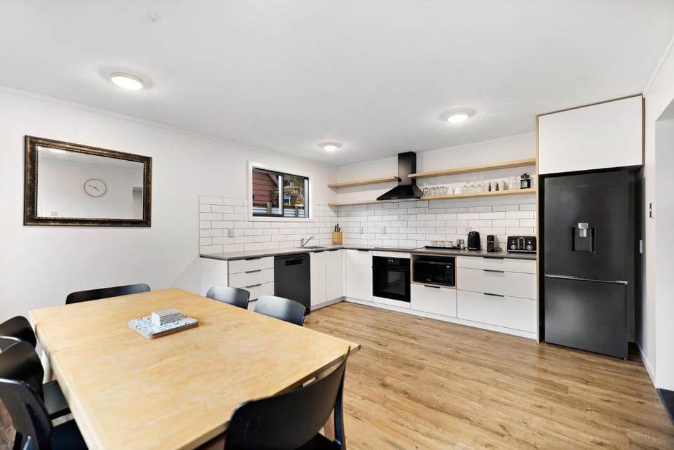 Kitchen or kitchenette, Dining area, oven, toaster
