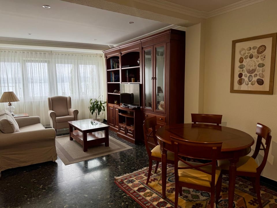 TV and multimedia, Living room, Seating area, Dining area