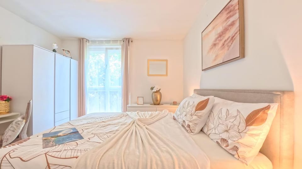 Bed, Bedroom, towels