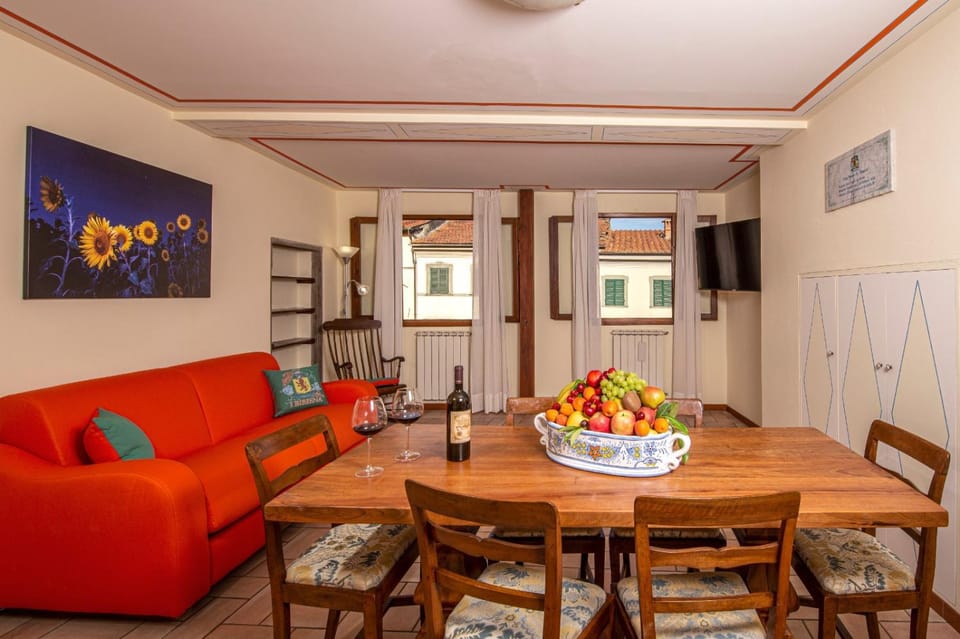 TV and multimedia, Living room, Seating area, Dining area