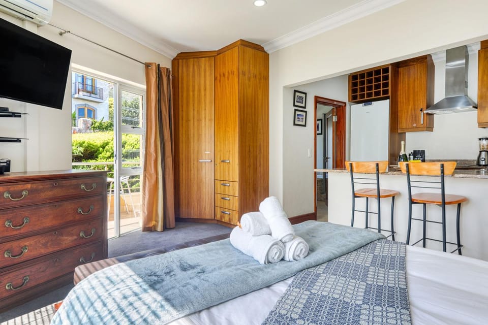 Bed, Photo of the whole room, Seating area, Bedroom