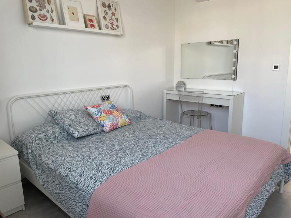 Photo of the whole room, Bedroom