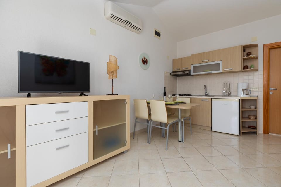 Apartments Paloc - Green Apartment in Bol