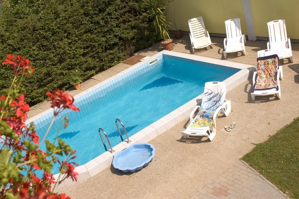Swimming pool, Swimming pool