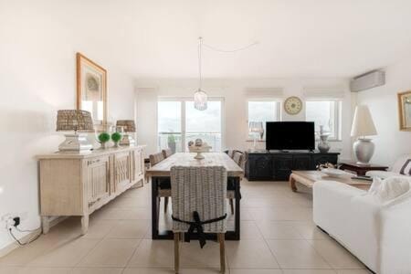TV and multimedia, Living room, Seating area, Dining area