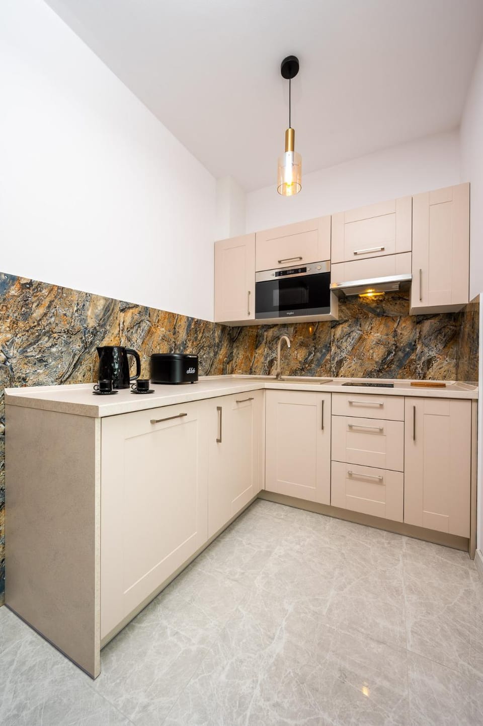 Kitchen or kitchenette, dishwasher, minibar