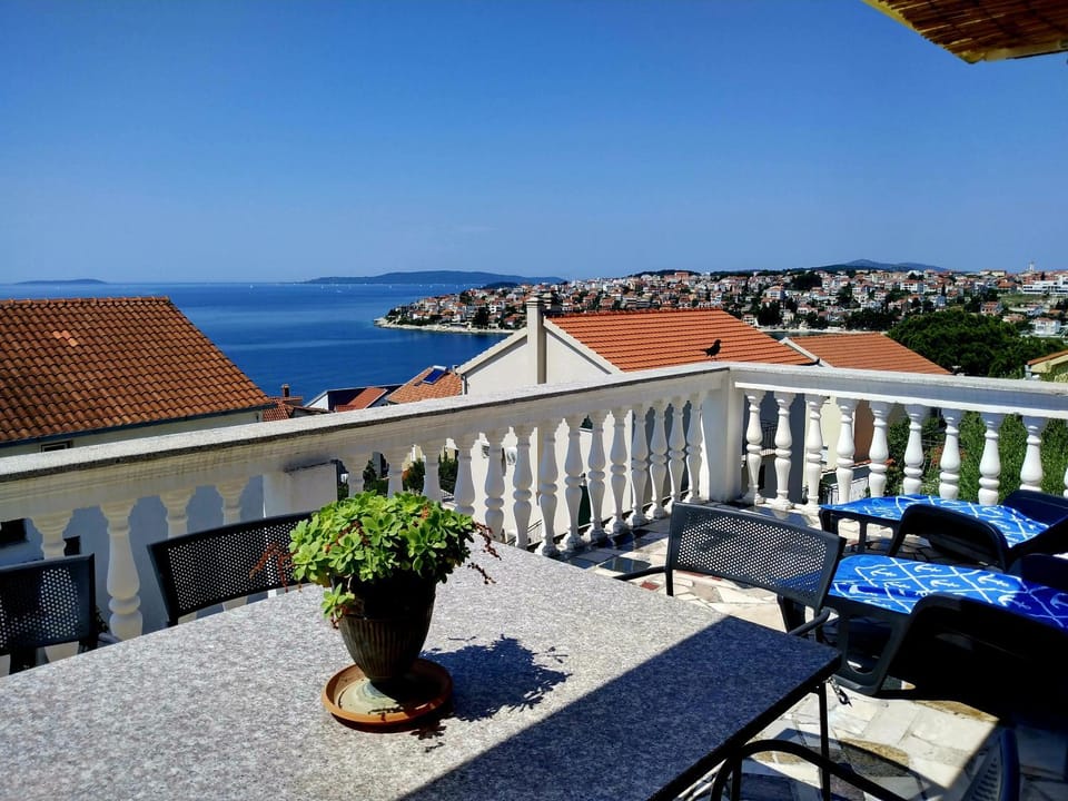 Day, Natural landscape, View (from property/room), Balcony/Terrace, Dining area, Sea view, sunbed
