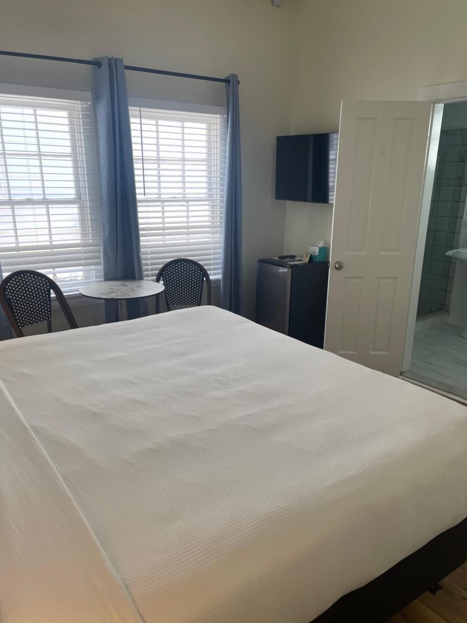 Bed, TV and multimedia, Bedroom