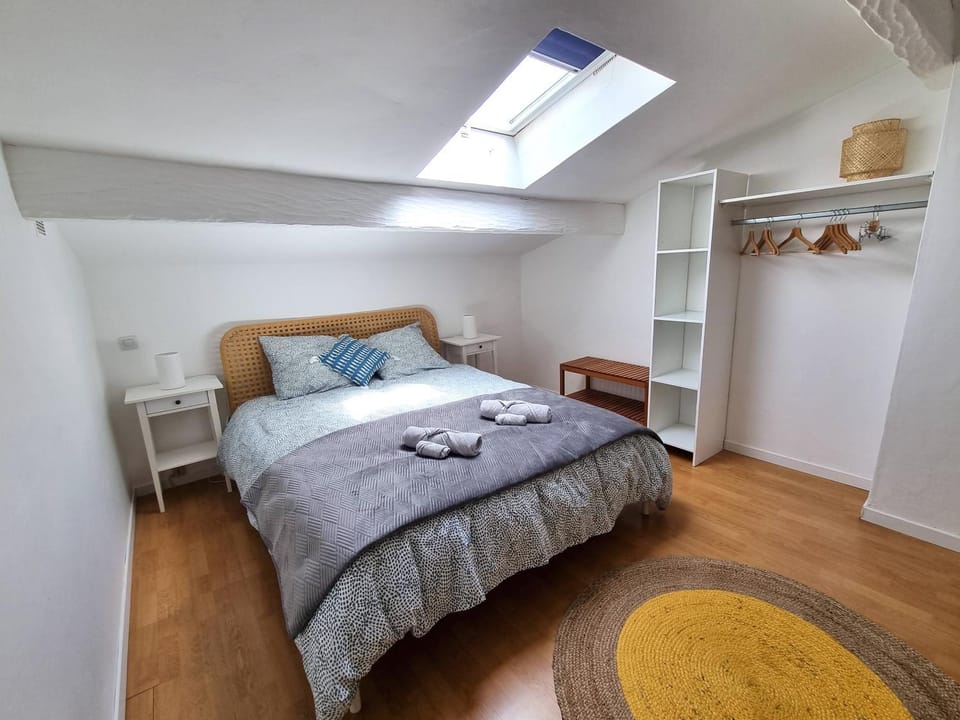 Bed, Photo of the whole room, Bedroom, storage, towels