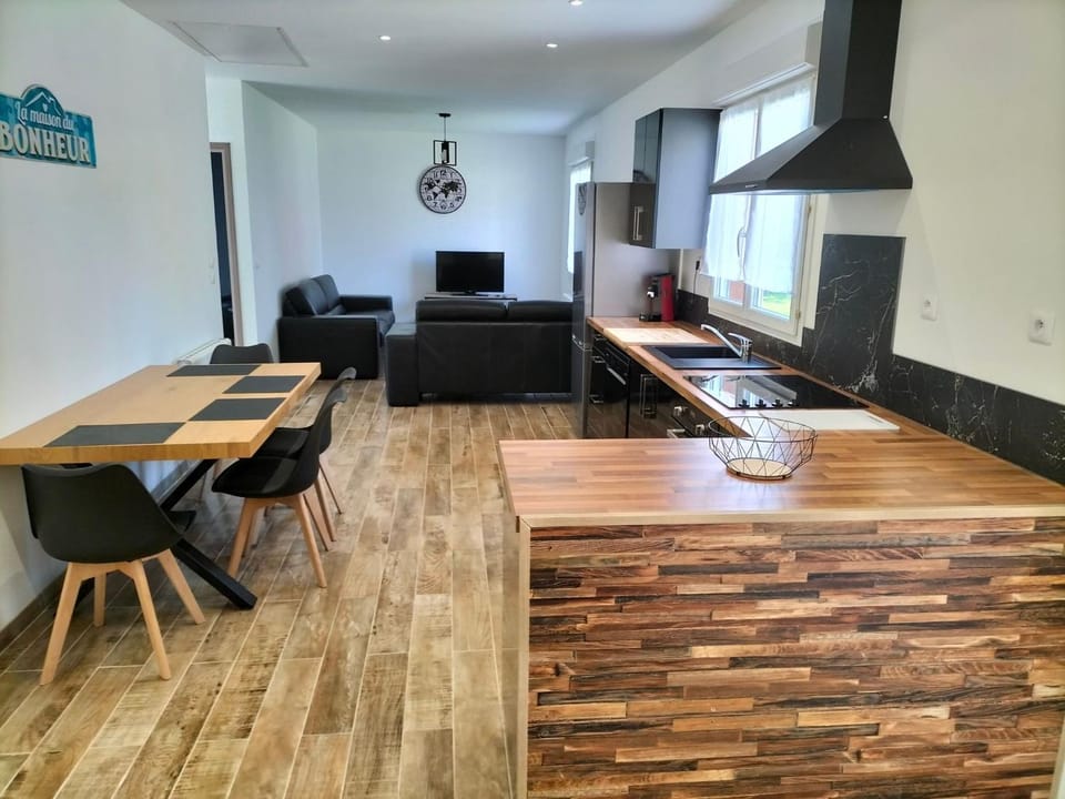 Kitchen or kitchenette, Living room, Dining area