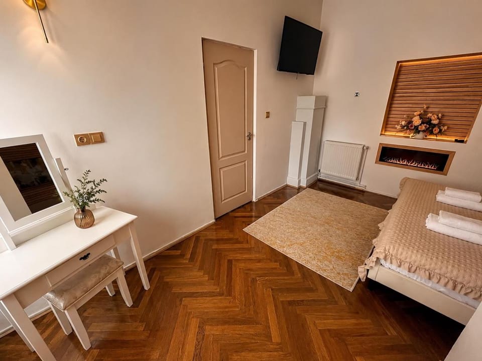 Bed, TV and multimedia, Bedroom