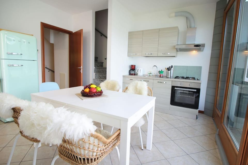 Kitchen or kitchenette, Dining area