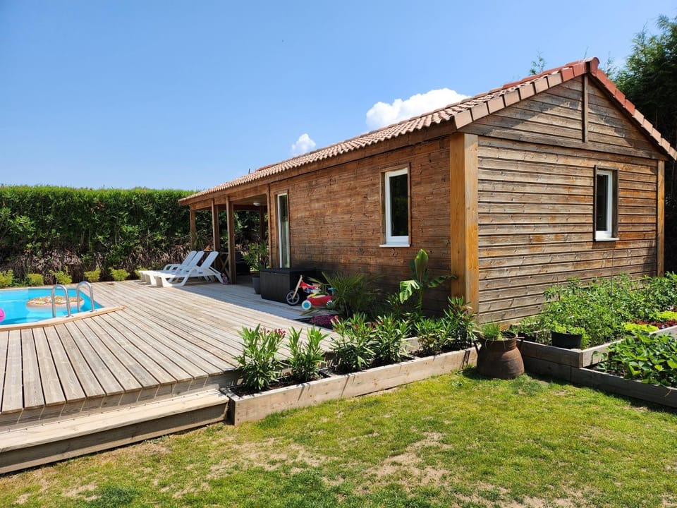 Property building, Garden, Pool view, Swimming pool, sunbed