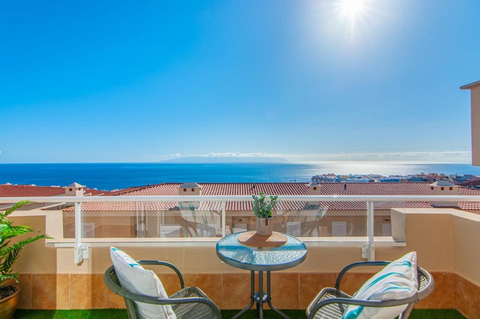 View (from property/room), Balcony/Terrace, Photo of the whole room, Landmark view, Sea view