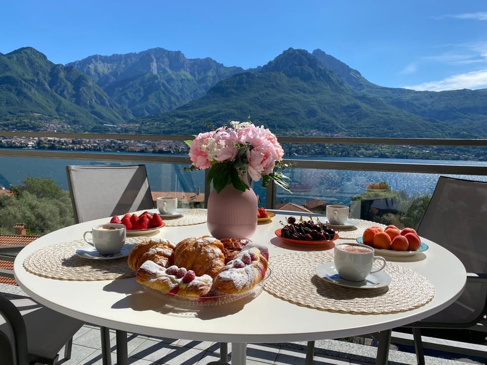 View (from property/room), Balcony/Terrace, Dining area, Lake view, Mountain view